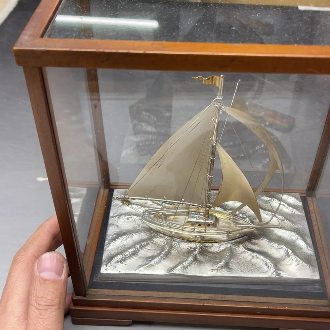 瓷片尘**定密密麻麻地排列着一条