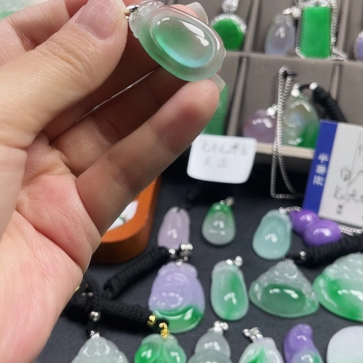 翡翠未镶嵌颈饰福贝