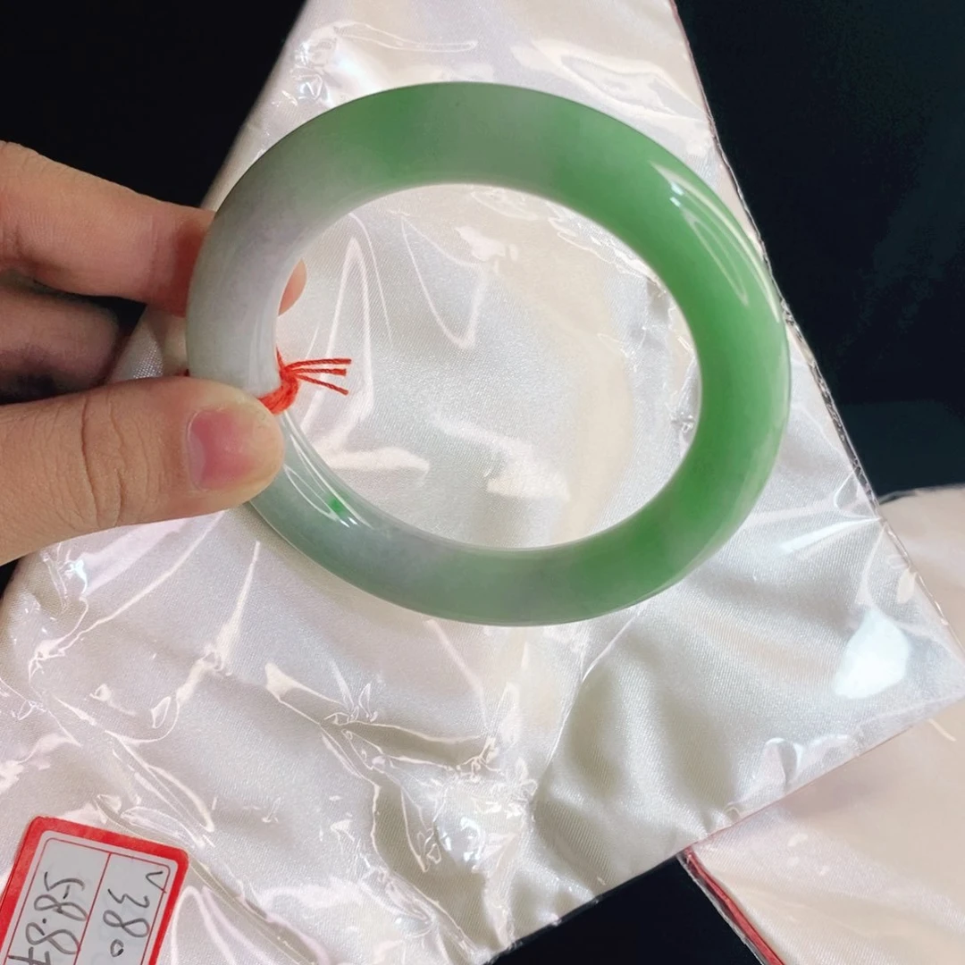 翡翠手镯未镶嵌吃**?58圈