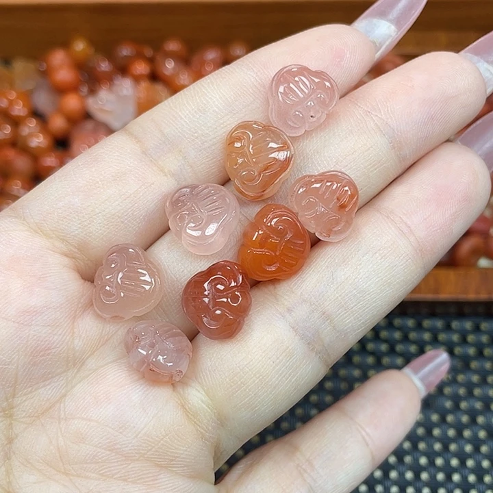 南红玛瑙未镶嵌颈饰如意锁