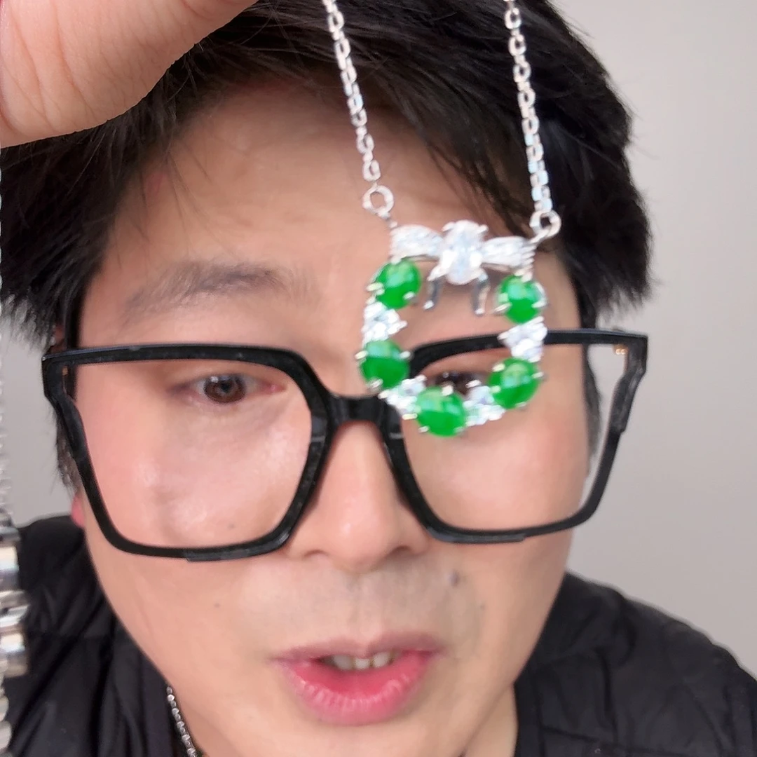 翡翠未镶嵌颈饰一件