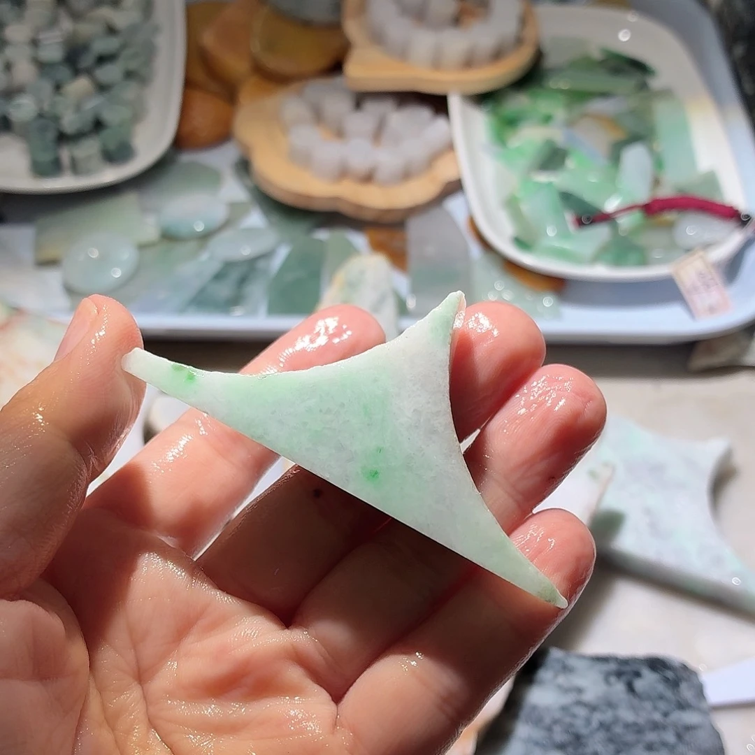 翡翠未镶嵌颈饰边角料