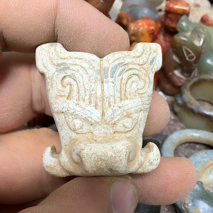 蛇纹石玉颈饰未镶嵌