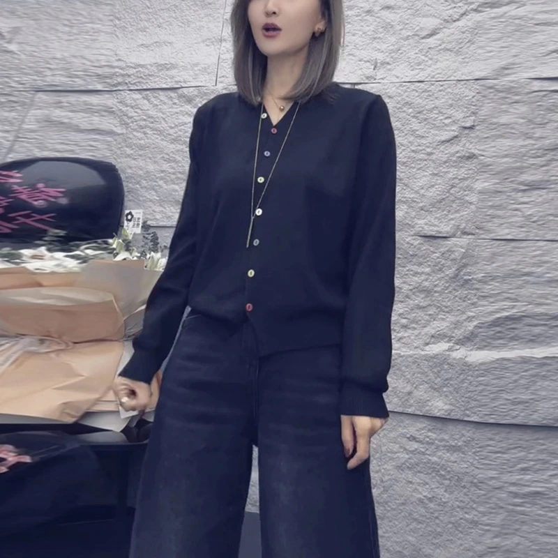 彩色纽扣V领针织开衫女秋季韩版减龄时尚短款叠穿毛衣打底衫上衣