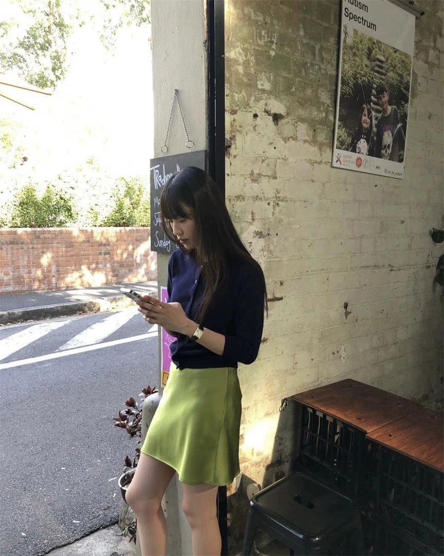 果绿色缎面光泽感高腰斜裁A字夏季醋酸百搭半身短裙半身裙裙子