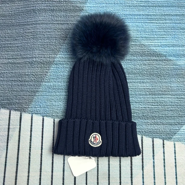 95新 MONCLER 蒙口藏青色毛球冷帽