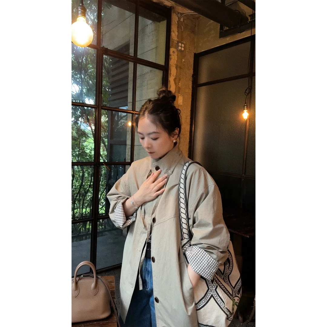 苏安家“巴顿风衣”立领设计 袖口拼格纹风格感十足秋日风衣外套