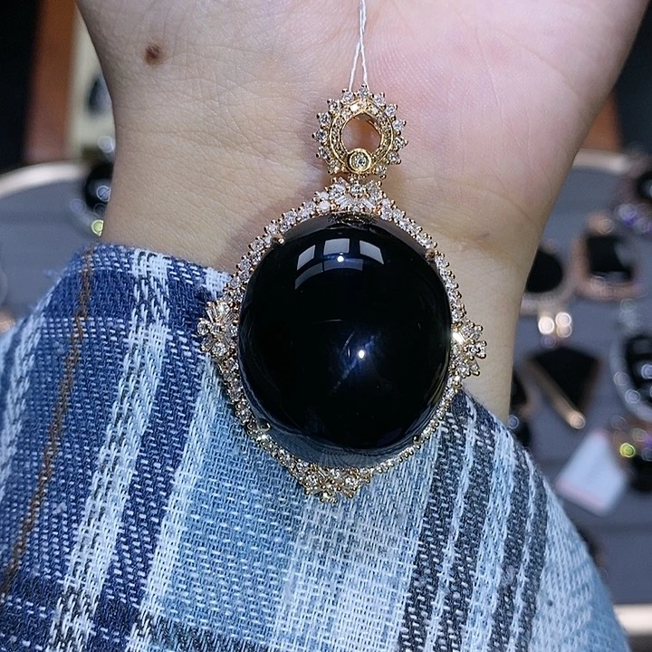 颈饰18K金镶嵌翡翠?****?蛋面