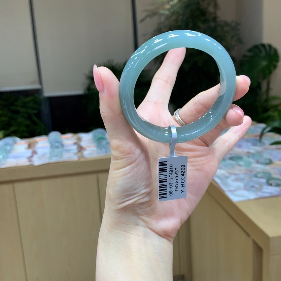 翡翠手镯未镶嵌不退不换