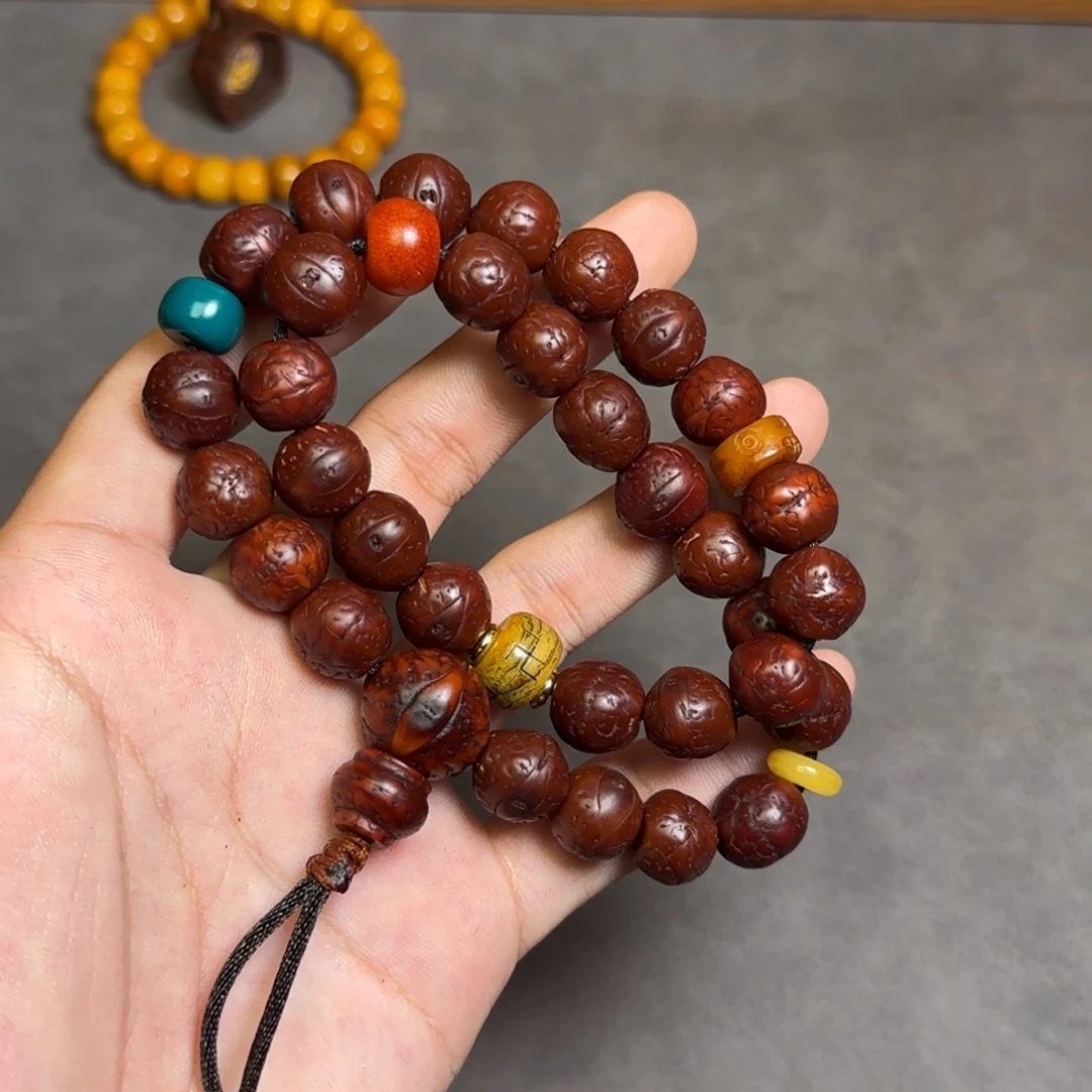 颈饰琉璃?**?琉璃颈饰