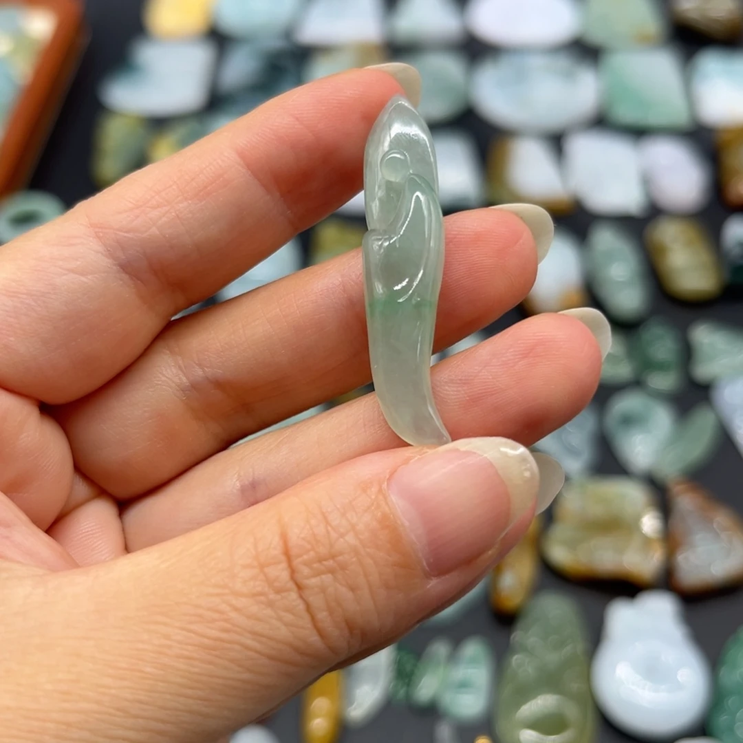 翡翠未镶嵌颈饰悟道