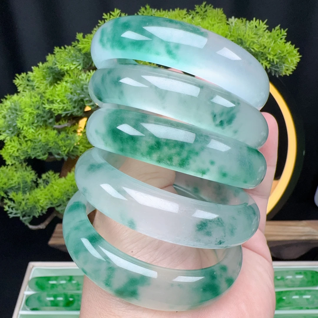 独龙飘花冰透石英质玉平安镯（多样性发货一条）送妈妈精美兰花玉镯