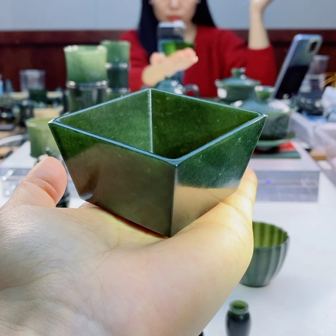 未镶嵌和田玉摆件微瑕