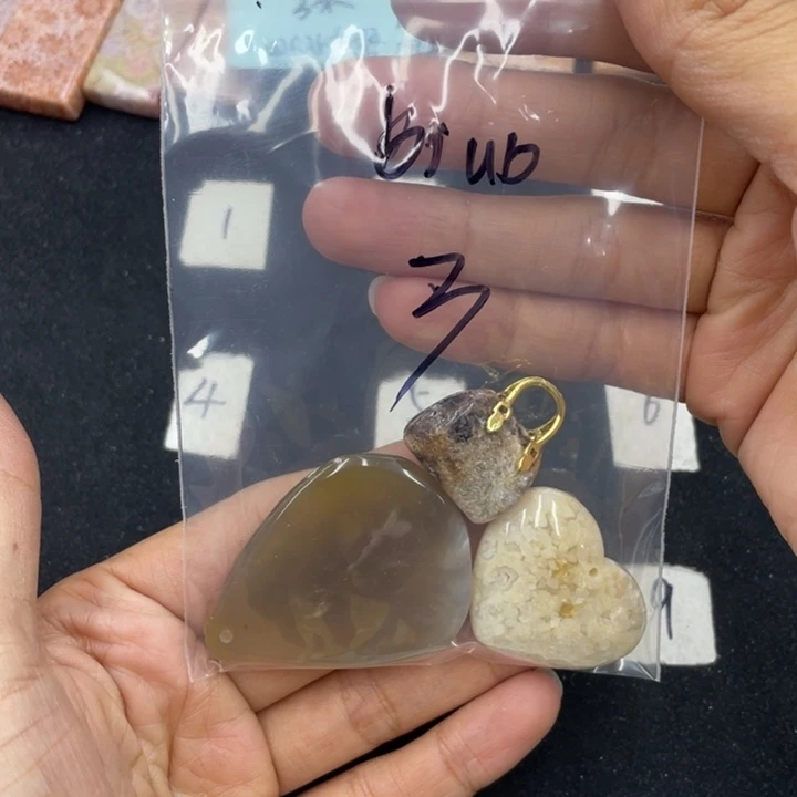 硅化珊瑚（珊瑚玉）颈饰合金b****中