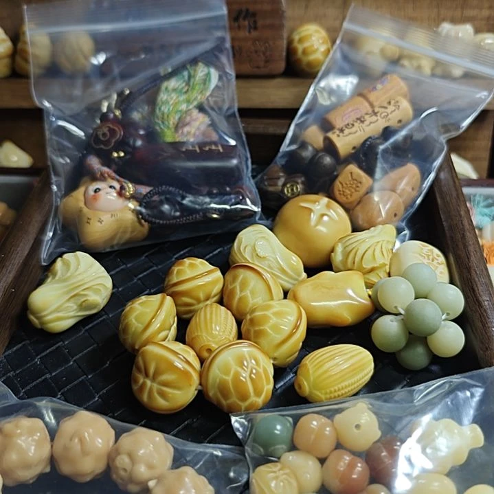 非金属象牙果雕刻件微瑕