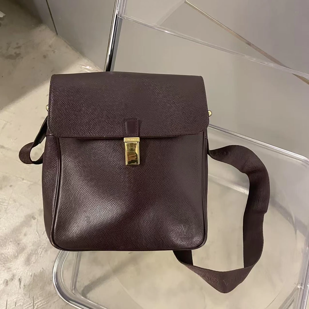 95新 LouisVuitton/路易威登 深棕色taiga单肩包斜挎包男士包
