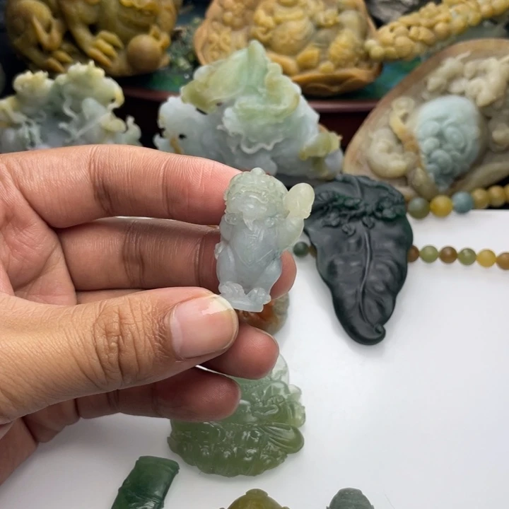 定制翡翠未镶嵌吞金兽