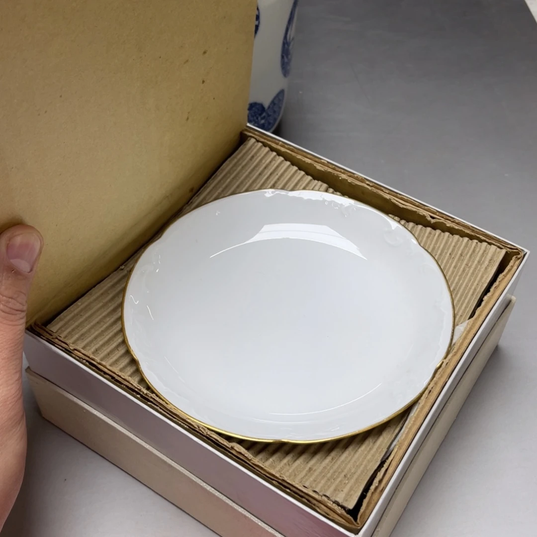 瓷片薇*?密密麻麻地排列着一个