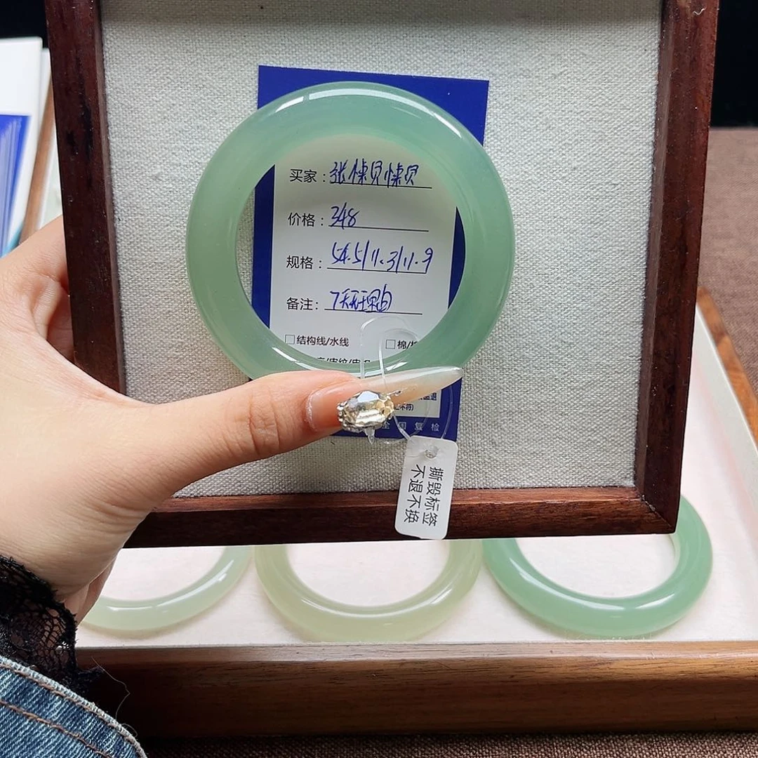 张***懒石英质玉未镶嵌手镯