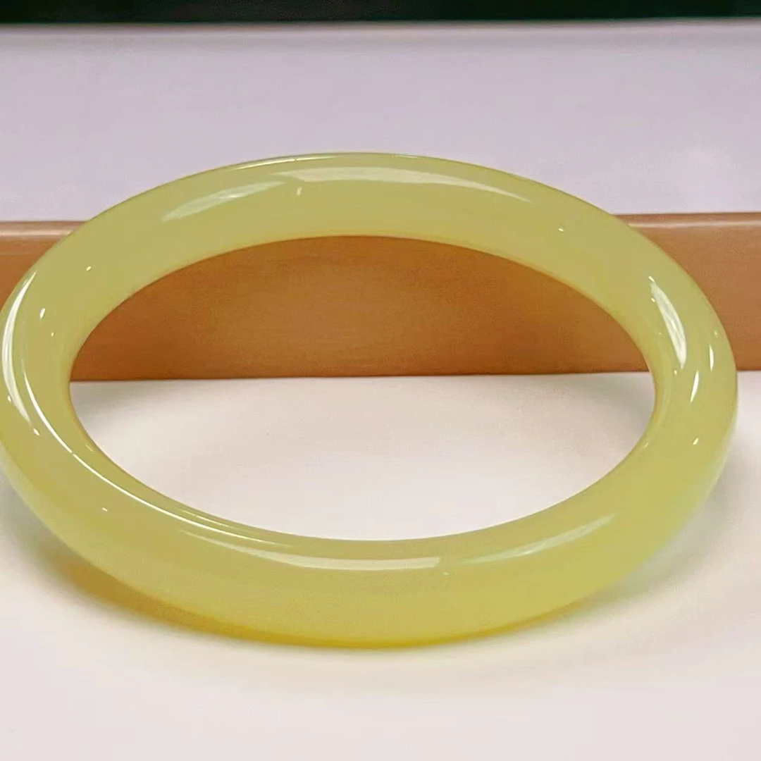 新疆若羌鸡油黄和田玉黄口料圆条美人镯拍一发一B0405