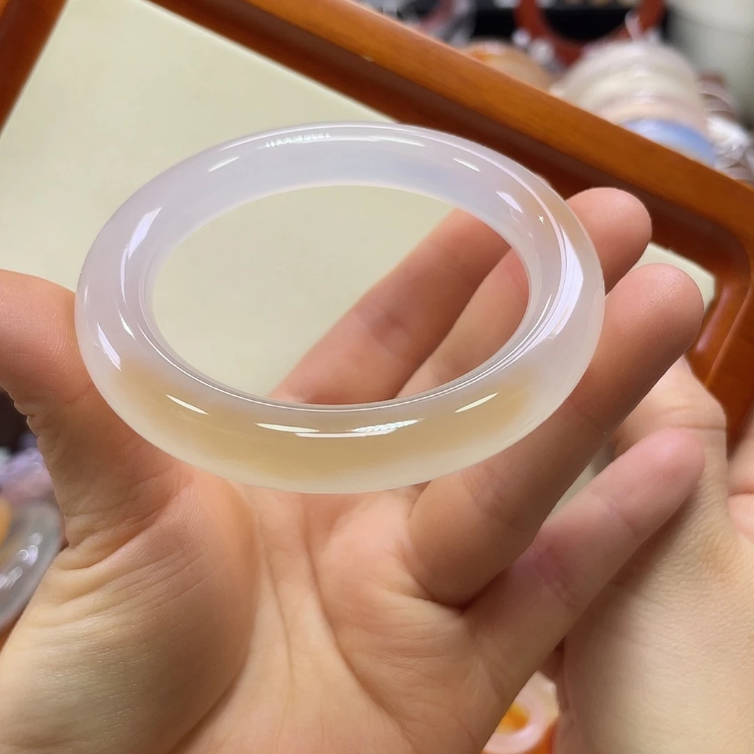 玛瑙/玉髓未镶嵌手镯不同角度不同光线下色不同