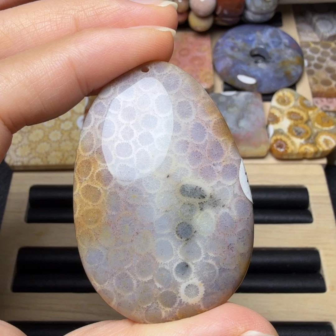 硅化玉未镶嵌飘点黑金沙的玉透紫花