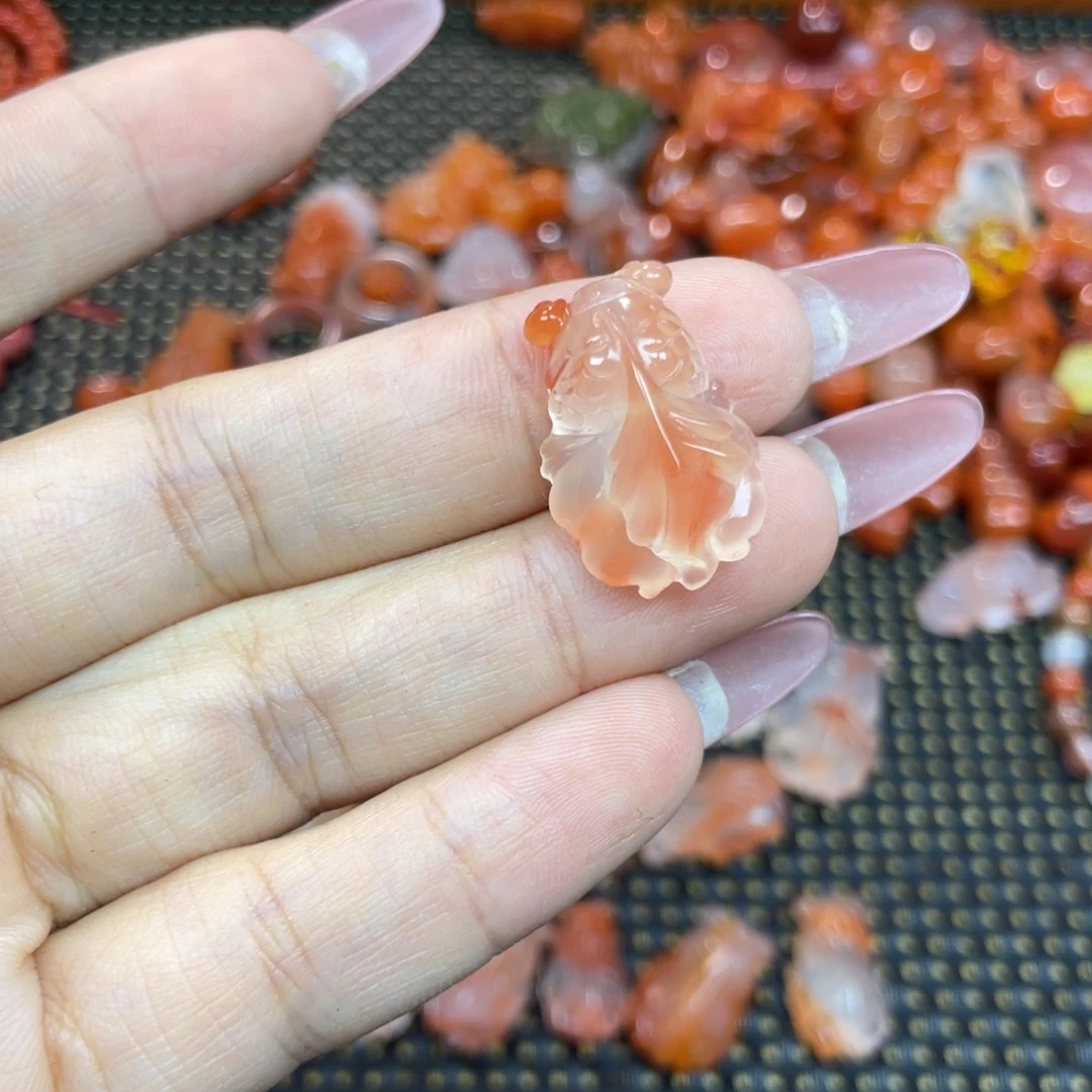 南红玛瑙未镶嵌颈饰金鱼