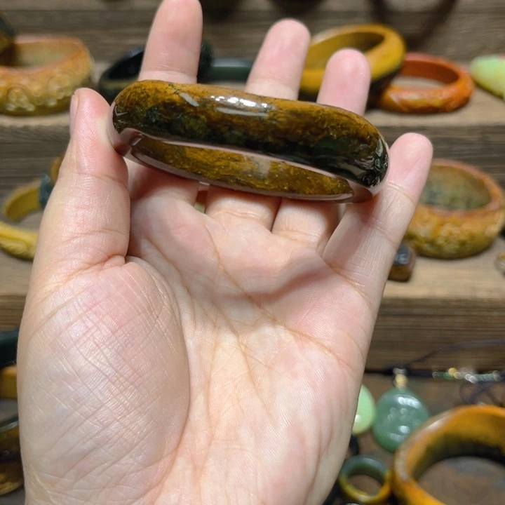 有***女岫岩河磨玉（透闪石质玉）未镶嵌手镯