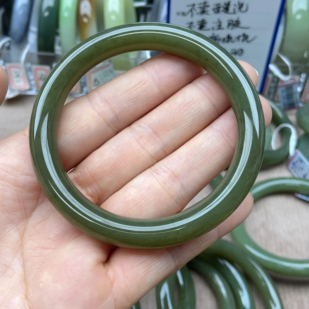 和田玉手镯未镶嵌花***?