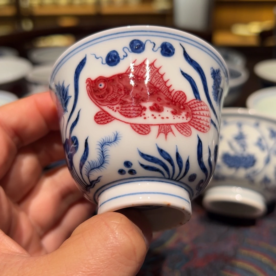 陶精品青花釉里红鱼藻纹铃铛杯口径约7.5厘米