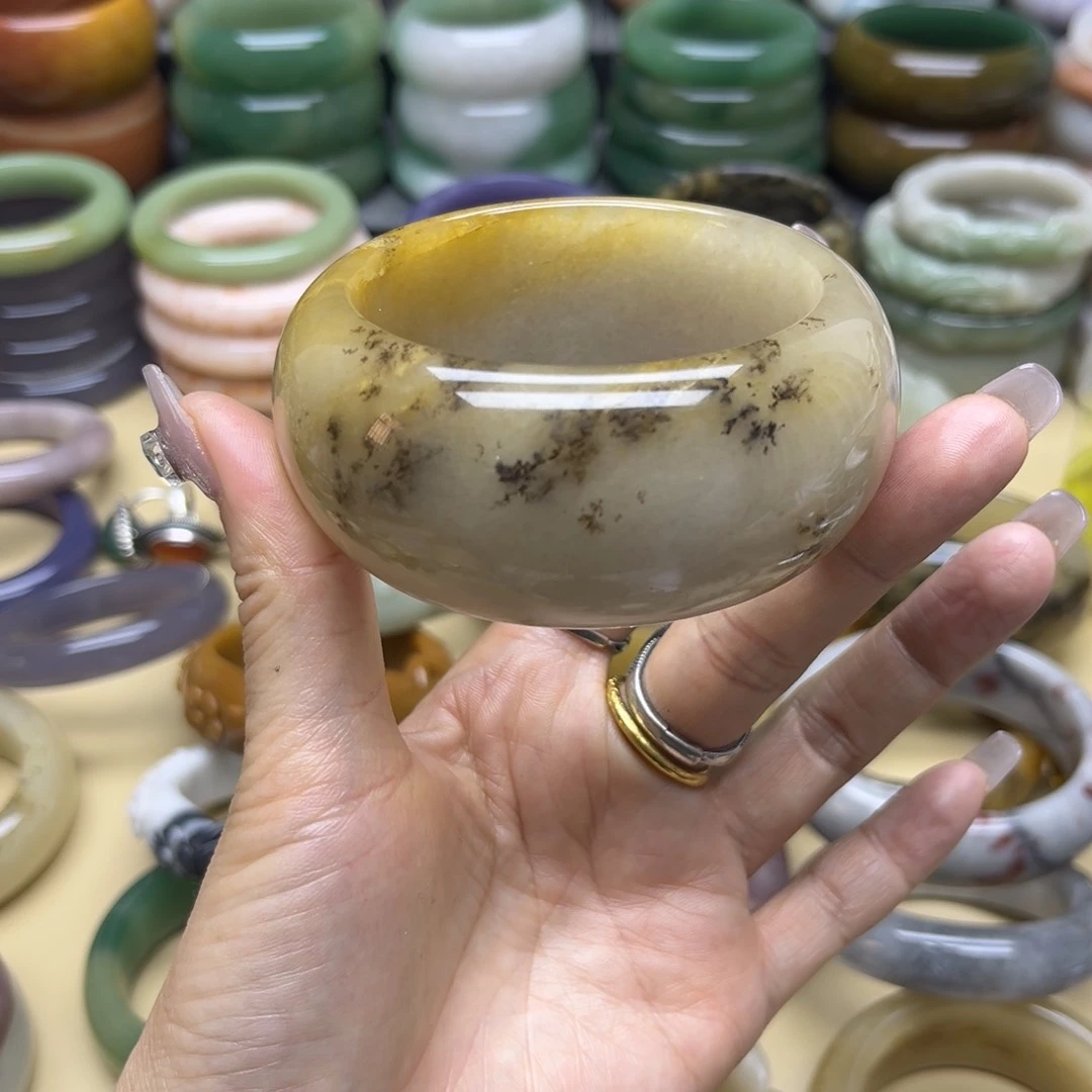 石英质玉手镯未镶嵌云*躲