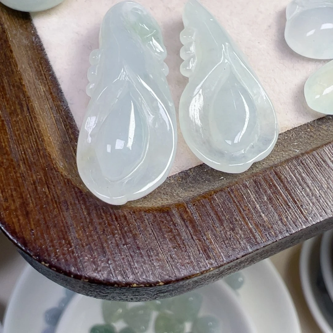 翡翠散珠玉兰花一朵