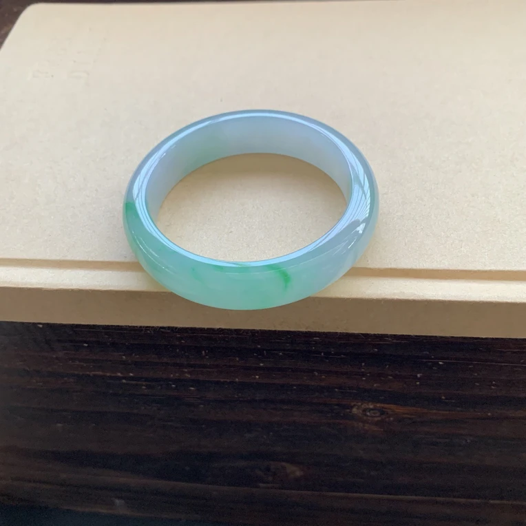 糯冰细腻金丝绿手镯，特价88000圈口52.6-13-8，天然翡翠缅A小纹