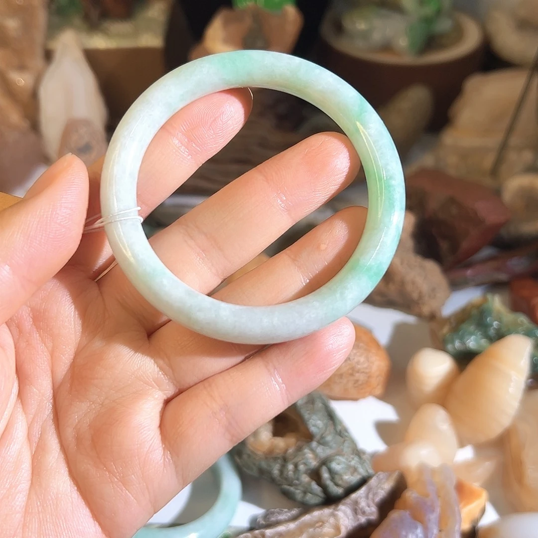 翡翠未镶嵌手镯翡翠飘绿手镯有纹