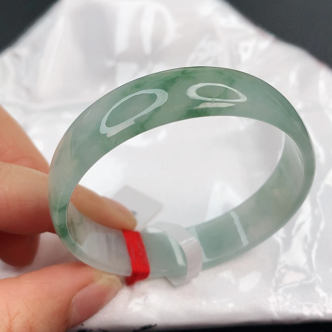 翡翠手镯未镶嵌……………