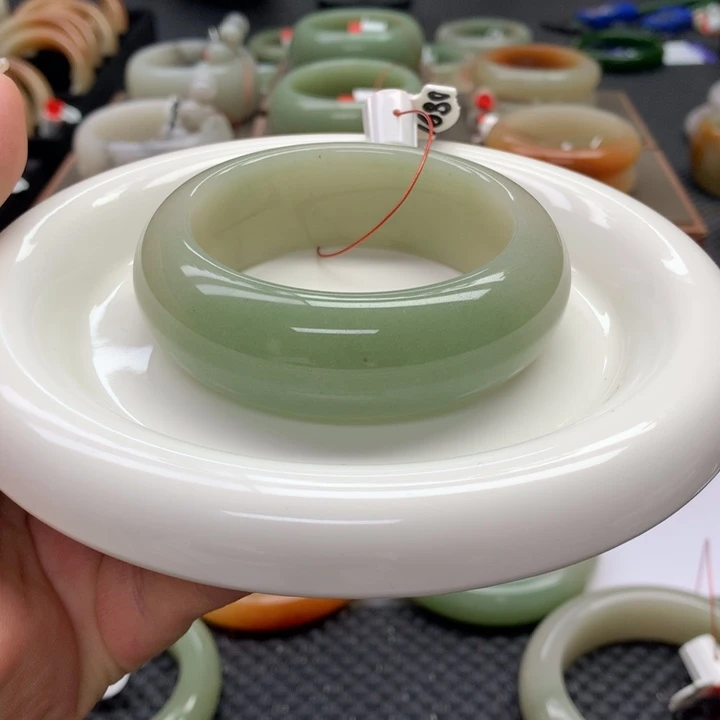 未镶嵌手镯石英岩玉