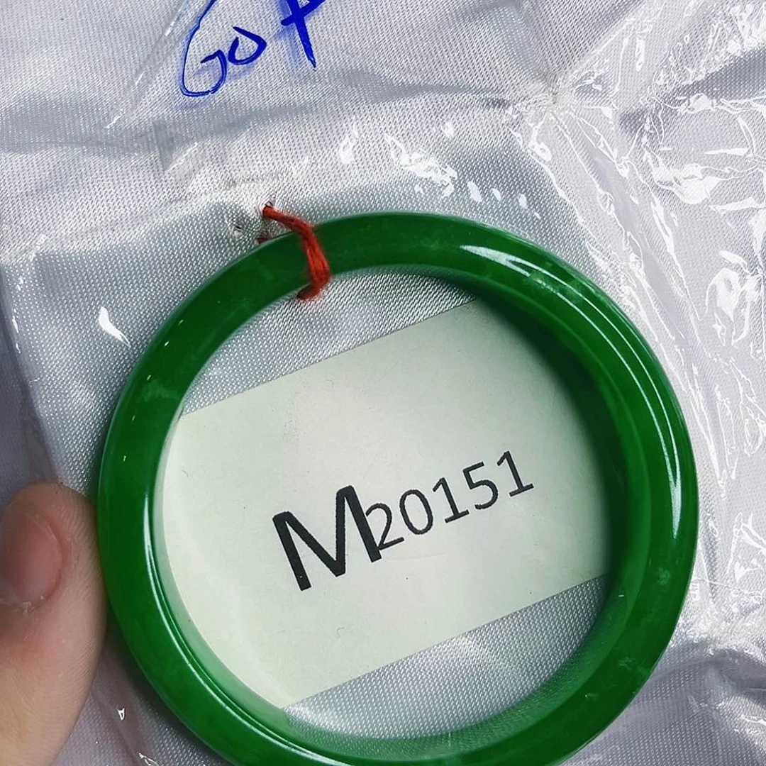 翡翠手镯未镶嵌微瑕