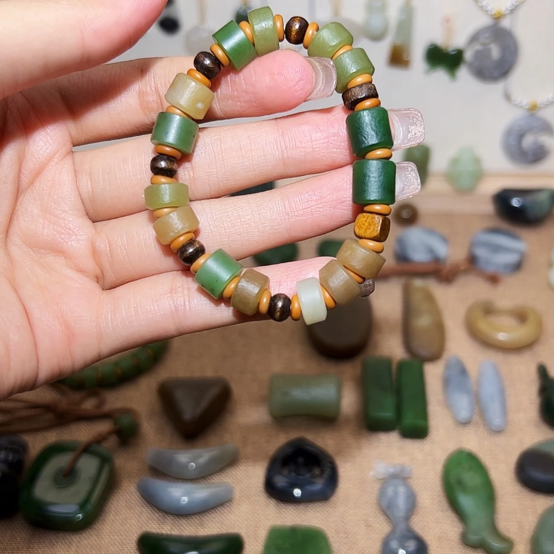 游***鱼和田玉未镶嵌颈饰