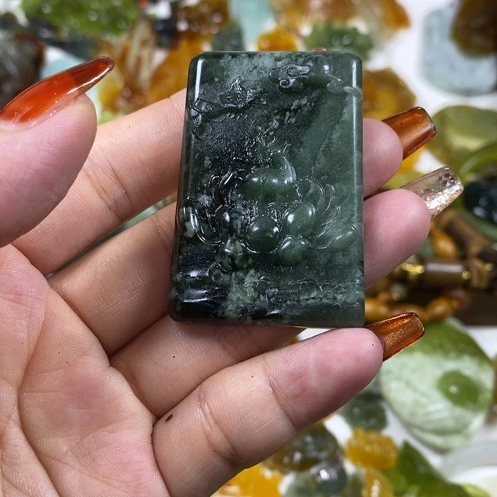 蛇纹石玉未镶嵌吊坠