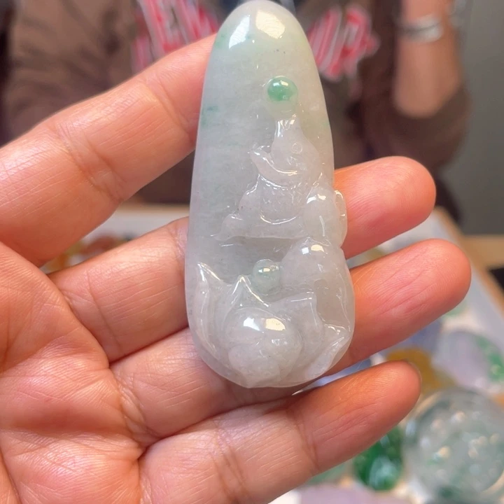 翡翠吊坠(不含链)未镶嵌爱****？