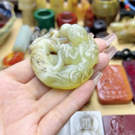 蛇纹石玉未镶嵌颈饰