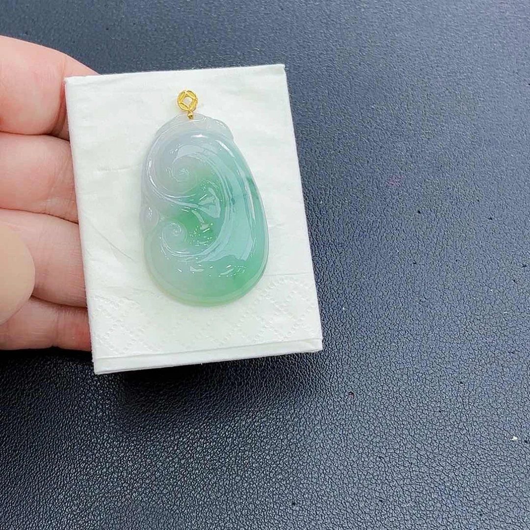 翡翠18K金镶嵌颈饰如意吊坠
