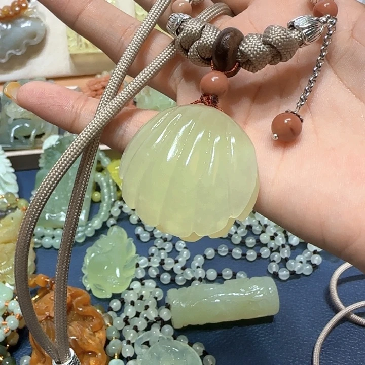 未镶嵌蛇纹石玉吊坠
