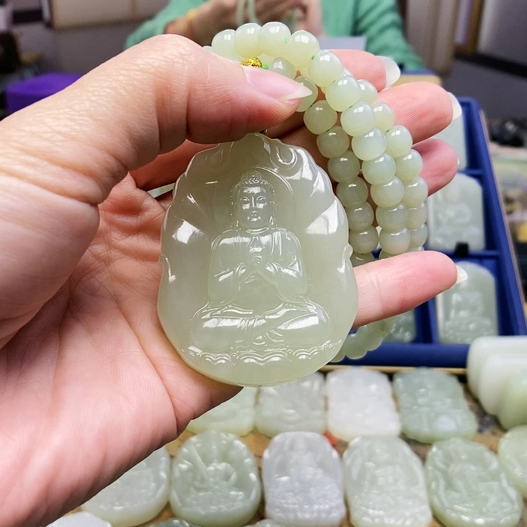 和田玉颈饰未镶嵌拼****?