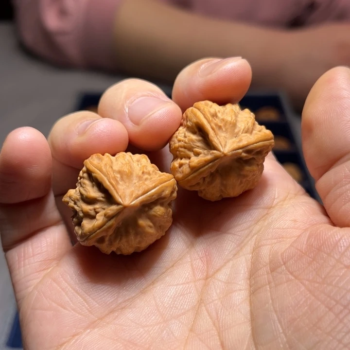 文玩核桃把件三棱8572