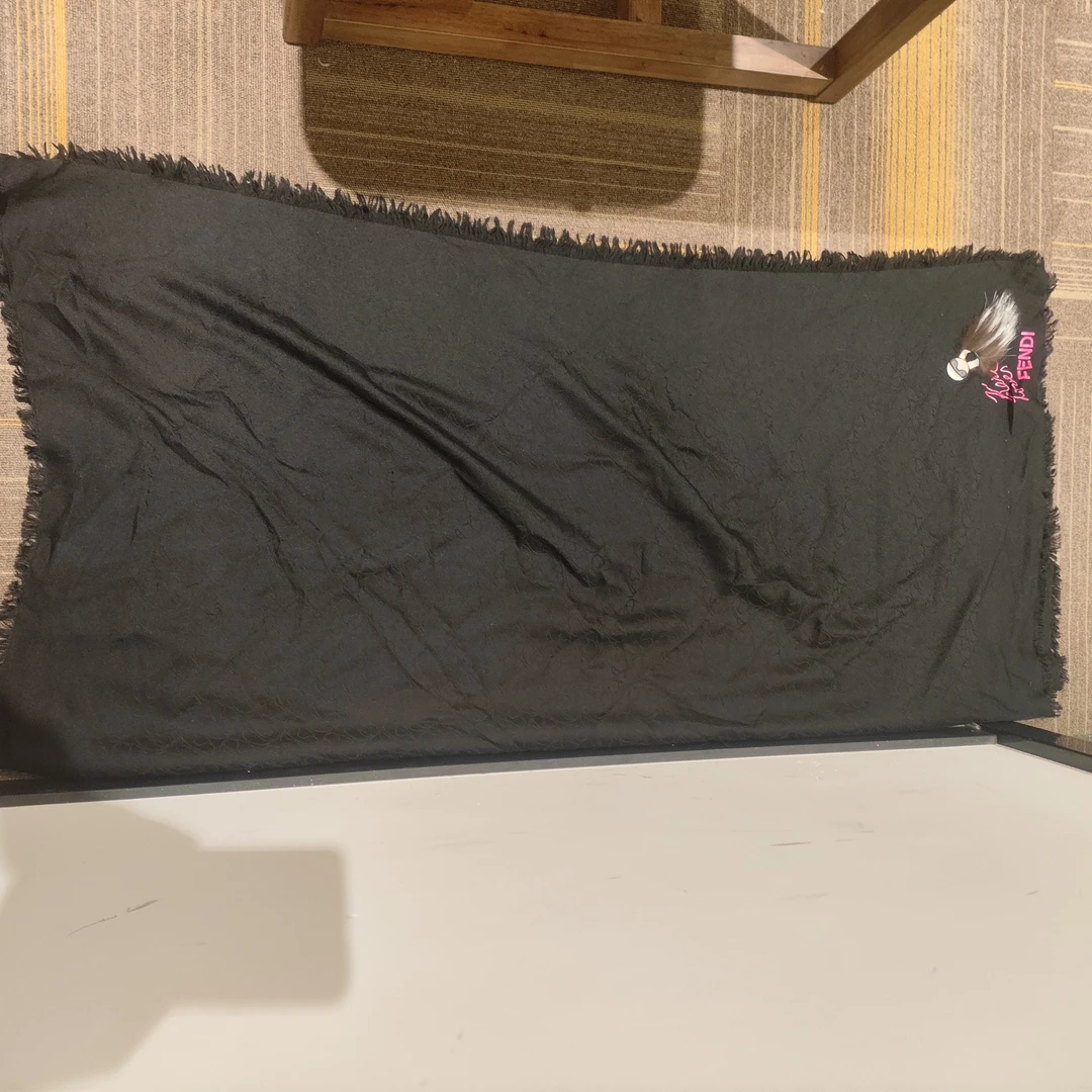 95新 FENDI/芬迪 麦殿/蚕丝老佛爷限量版围巾黑色/250807SYZ1L01