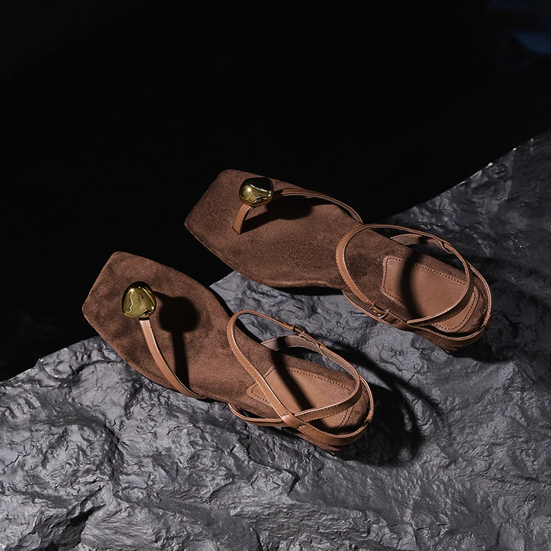 真皮小众高级感法式夹趾凉鞋女夏时髦极简主义细条带金属环扣凉鞋