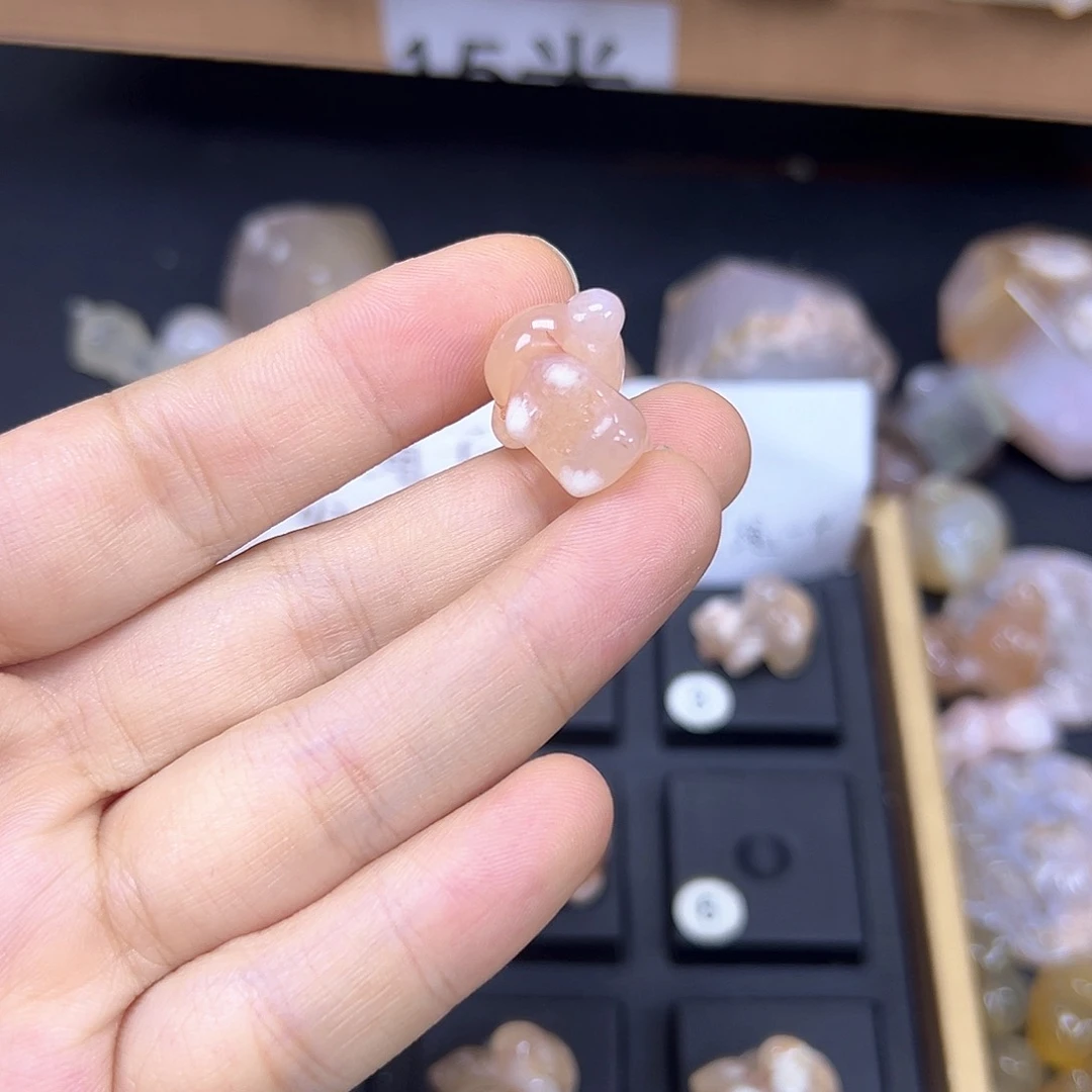 燕***飞石英质玉未镶嵌颈饰