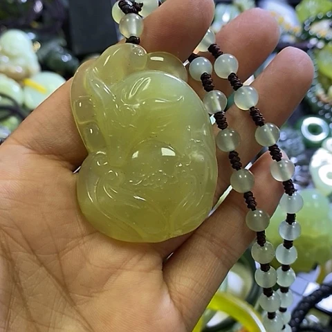 岫玉未镶嵌颈饰一个