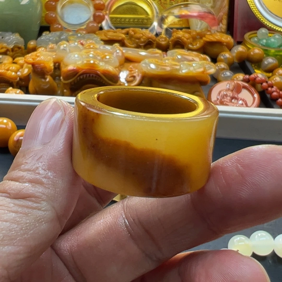 颈饰未镶嵌石英质玉